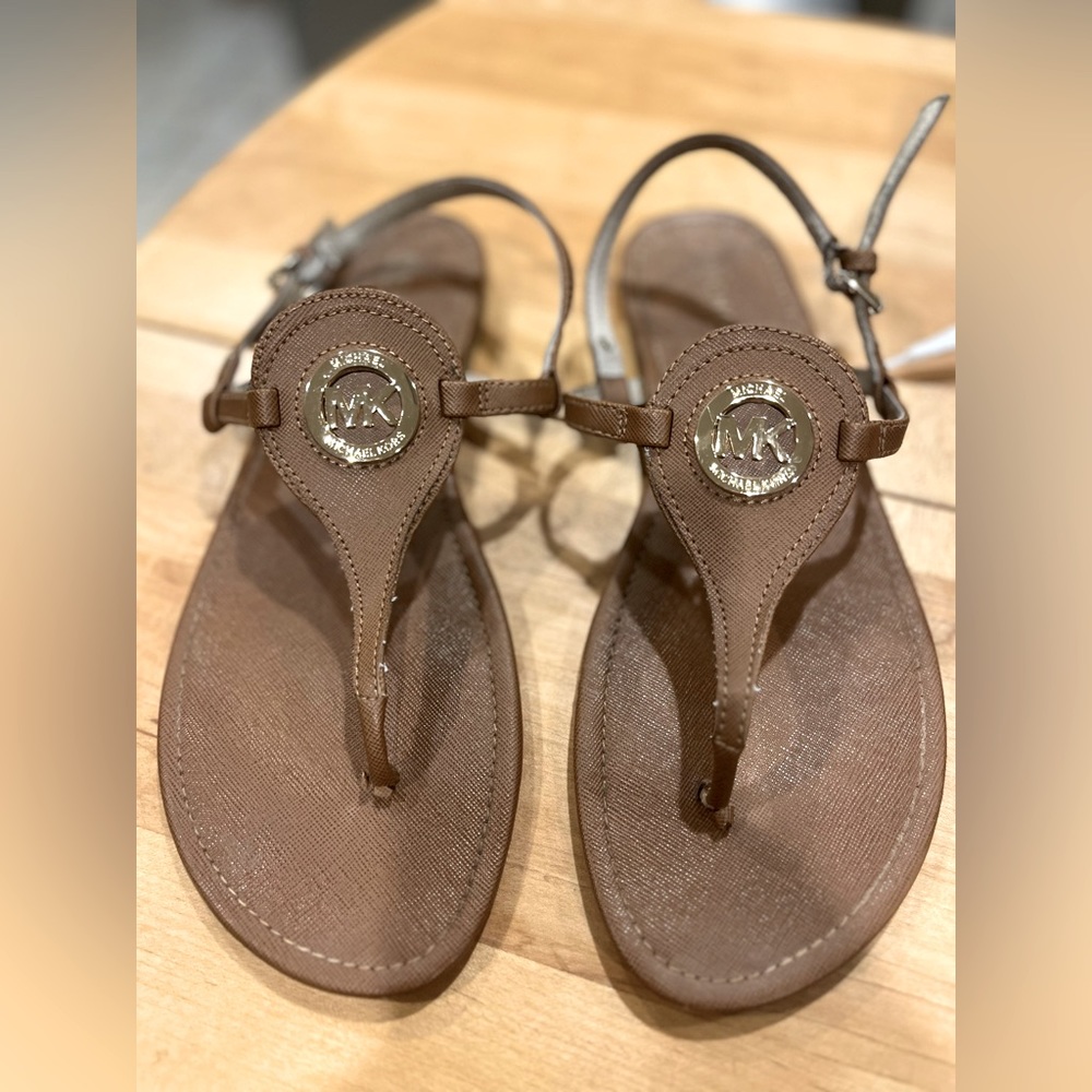 MICHAEL KORS
Tan/brown Sandals